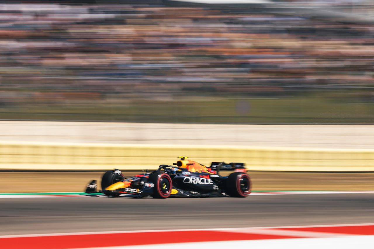 GP STATI UNITI, Sergio Perez (MEX) Red Bull Racing RB18.
22.10.2022. Formula 1 World Championship, Rd 19, United States Grand Prix, Austin, Texas, USA, Qualifiche Day.
- www.xpbimages.com, EMail: requests@xpbimages.com © Copyright: Bearne / XPB Images