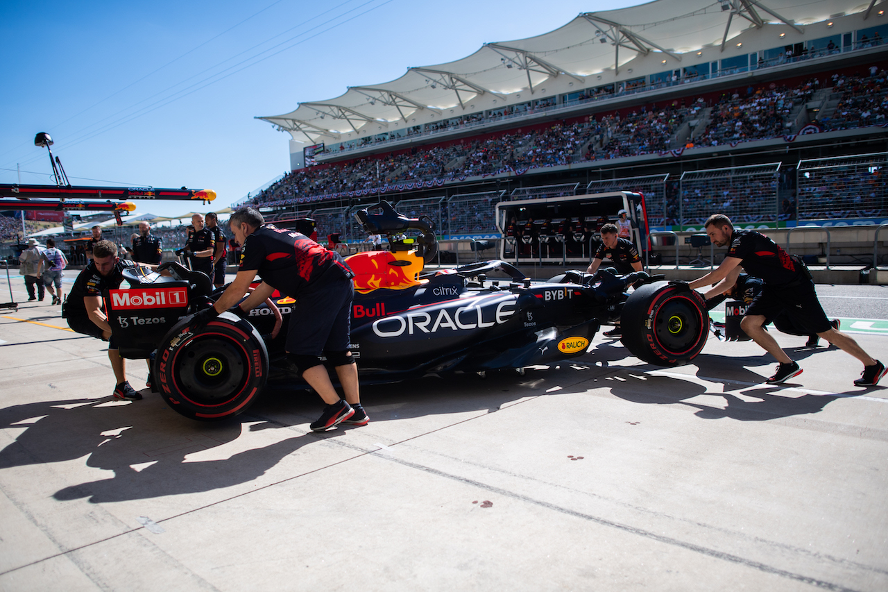 GP STATI UNITI, Sergio Perez (MEX) Red Bull Racing RB18.
22.10.2022. Formula 1 World Championship, Rd 19, United States Grand Prix, Austin, Texas, USA, Qualifiche Day.
- www.xpbimages.com, EMail: requests@xpbimages.com © Copyright: Price / XPB Images
