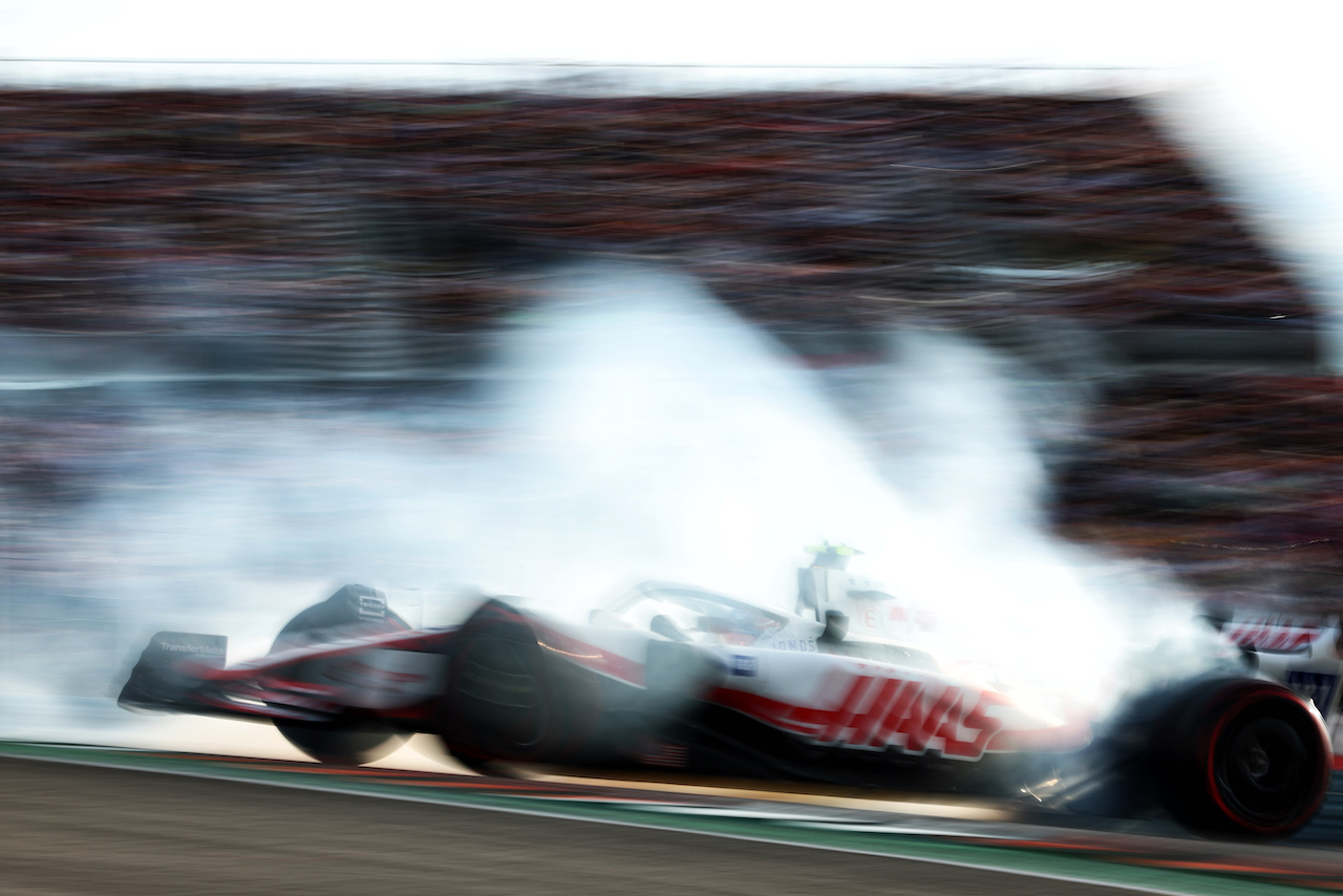 GP STATI UNITI, Mick Schumacher (GER) Haas VF-22 spins.
22.10.2022. Formula 1 World Championship, Rd 19, United States Grand Prix, Austin, Texas, USA, Qualifiche Day.
 - www.xpbimages.com, EMail: requests@xpbimages.com © Copyright: Coates / XPB Images