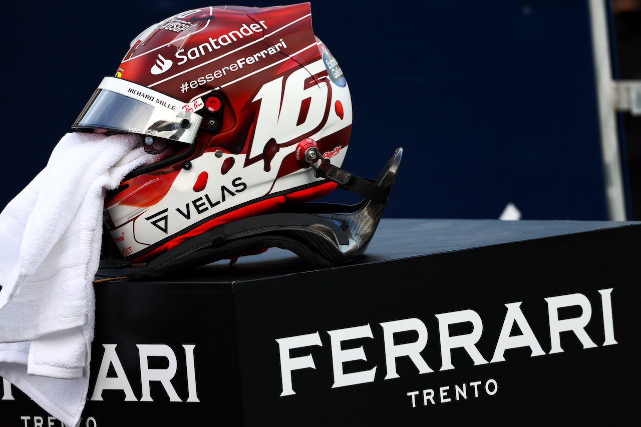 GP STATI UNITI, The helmet of Charles Leclerc (MON) Ferrari in qualifying parc ferme.
22.10.2022. Formula 1 World Championship, Rd 19, United States Grand Prix, Austin, Texas, USA, Qualifiche Day.
 - www.xpbimages.com, EMail: requests@xpbimages.com © Copyright: Coates / XPB Images