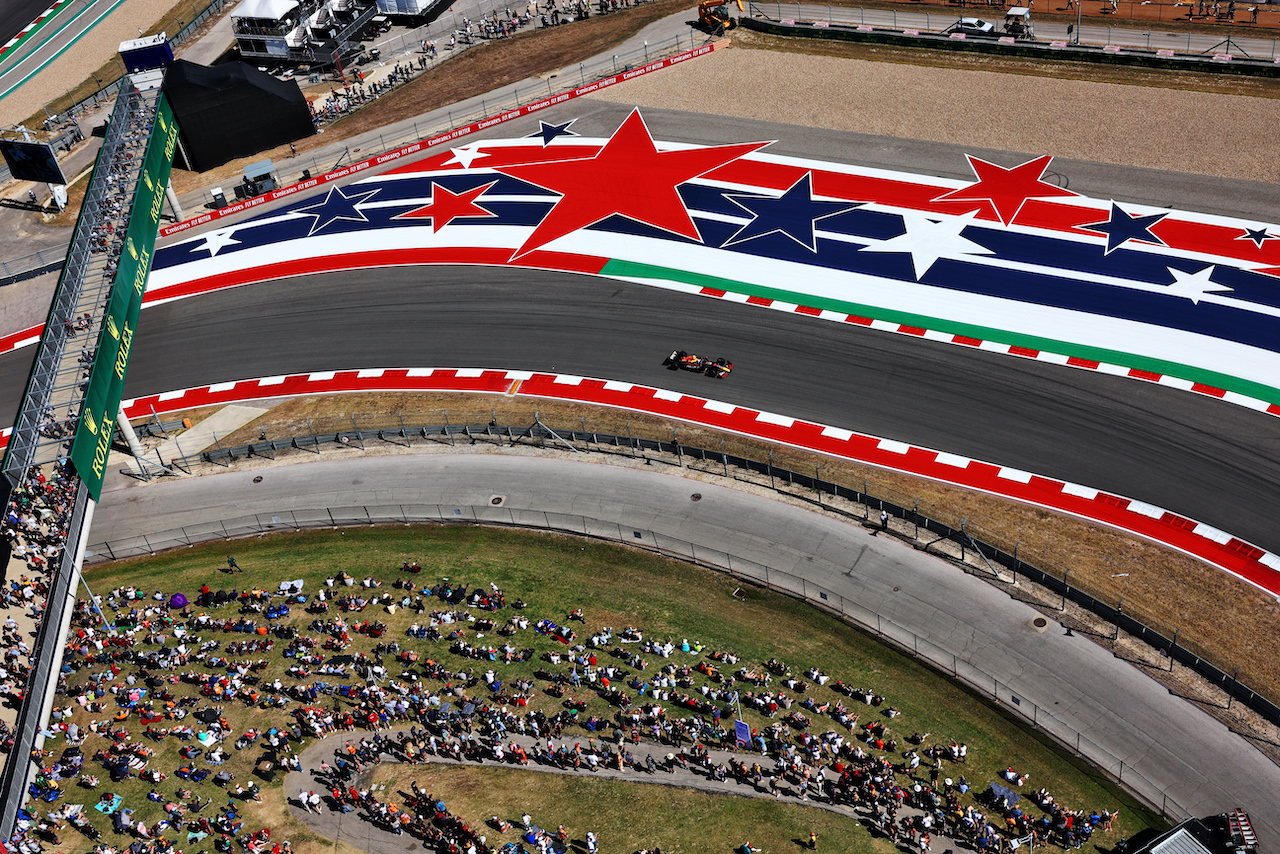GP STATI UNITI, Sergio Perez (MEX) Red Bull Racing RB18.
22.10.2022. Formula 1 World Championship, Rd 19, United States Grand Prix, Austin, Texas, USA, Qualifiche Day.
 - www.xpbimages.com, EMail: requests@xpbimages.com © Copyright: Coates / XPB Images