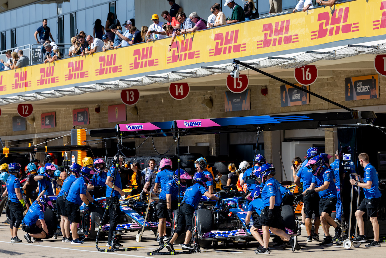 GP STATI UNITI, Fernando Alonso (ESP) Alpine F1 Team A522 e Esteban Ocon (FRA) Alpine F1 Team A522 in the pits.
22.10.2022. Formula 1 World Championship, Rd 19, United States Grand Prix, Austin, Texas, USA, Qualifiche Day.
- www.xpbimages.com, EMail: requests@xpbimages.com © Copyright: Batchelor / XPB Images