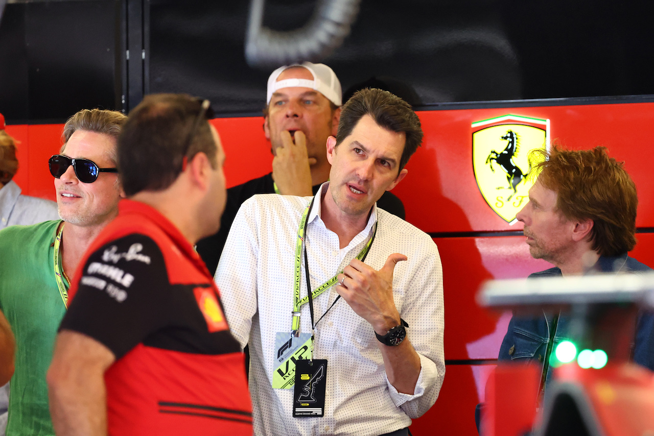 GP STATI UNITI, (L to R): Brad Pitt (USA) Actor e Joseph Kosinski (USA) Filmmaker.
22.10.2022. Formula 1 World Championship, Rd 19, United States Grand Prix, Austin, Texas, USA, Qualifiche Day.
- www.xpbimages.com, EMail: requests@xpbimages.com © Copyright: Batchelor / XPB Images
