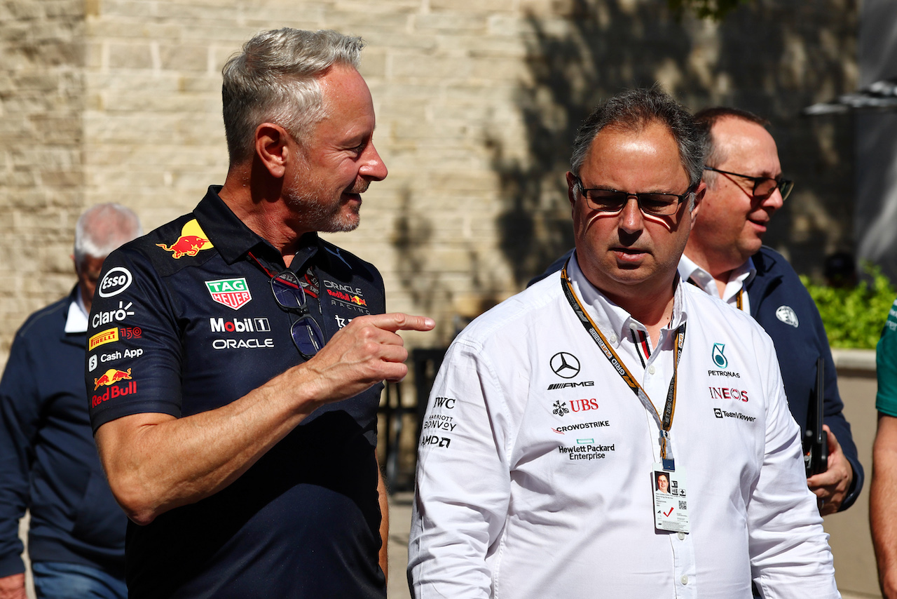 GP STATI UNITI, (L to R): Jonathan Wheatley (GBR) Red Bull Racing Team Manager with Ron Meadows (GBR) Mercedes AMG F1 Team Manager.
21.10.2022. Formula 1 World Championship, Rd 19, United States Grand Prix, Austin, Texas, USA, Practice Day.
- www.xpbimages.com, EMail: requests@xpbimages.com © Copyright: Batchelor / XPB Images