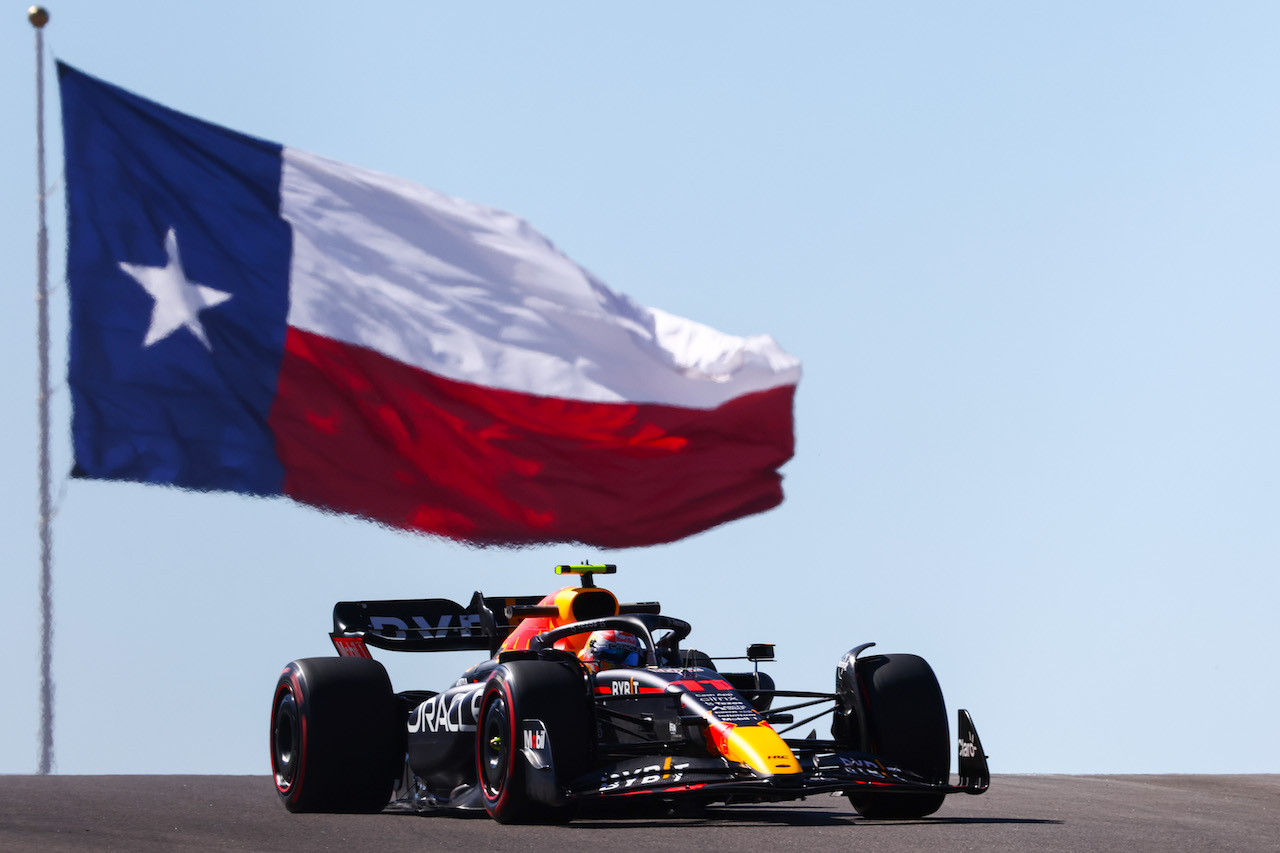 GP STATI UNITI, Sergio Perez (MEX), Red Bull Racing 
21.10.2022. Formula 1 World Championship, Rd 19, United States Grand Prix, Austin, Texas, USA, Practice Day.
- www.xpbimages.com, EMail: requests@xpbimages.com ¬© Copyright: Charniaux / XPB Images