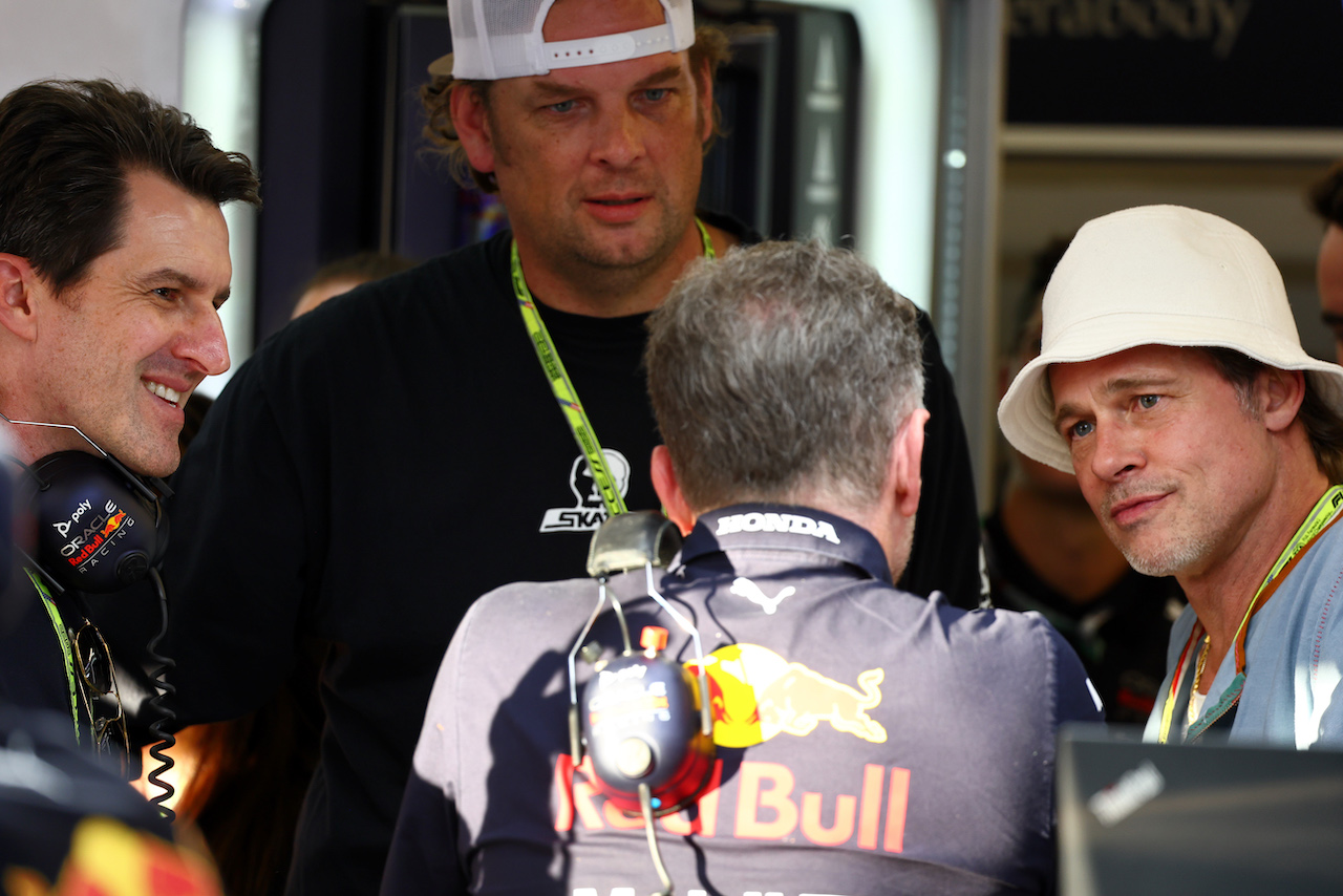 GP STATI UNITI, Brad Pitt (USA) Actor with Christian Horner (GBR) Red Bull Racing Team Principal.
21.10.2022. Formula 1 World Championship, Rd 19, United States Grand Prix, Austin, Texas, USA, Practice Day.
- www.xpbimages.com, EMail: requests@xpbimages.com © Copyright: Batchelor / XPB Images