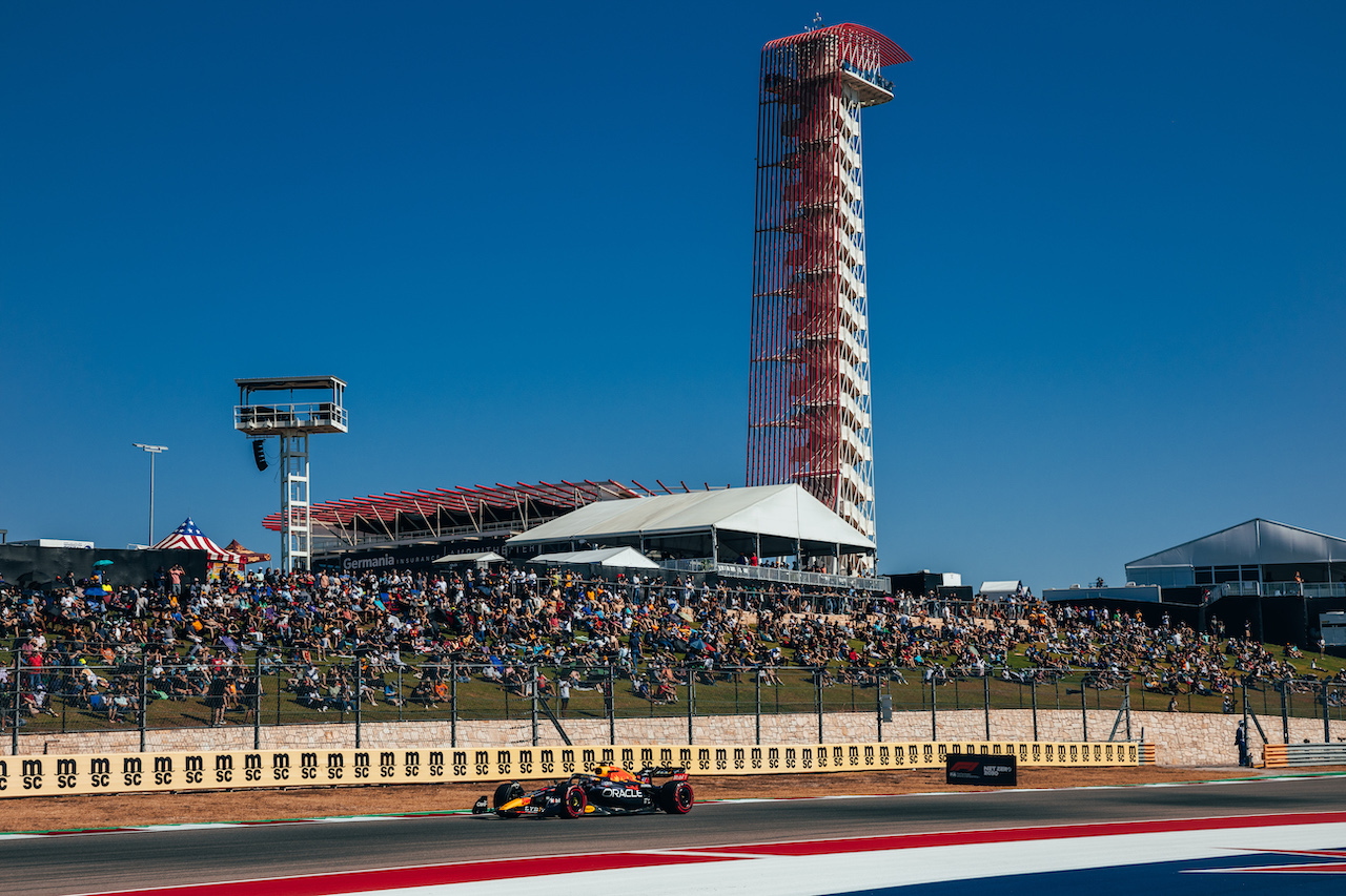 GP STATI UNITI, Max Verstappen (NLD) Red Bull Racing RB18.
21.10.2022. Formula 1 World Championship, Rd 19, United States Grand Prix, Austin, Texas, USA, Practice Day.
- www.xpbimages.com, EMail: requests@xpbimages.com © Copyright: Bearne / XPB Images