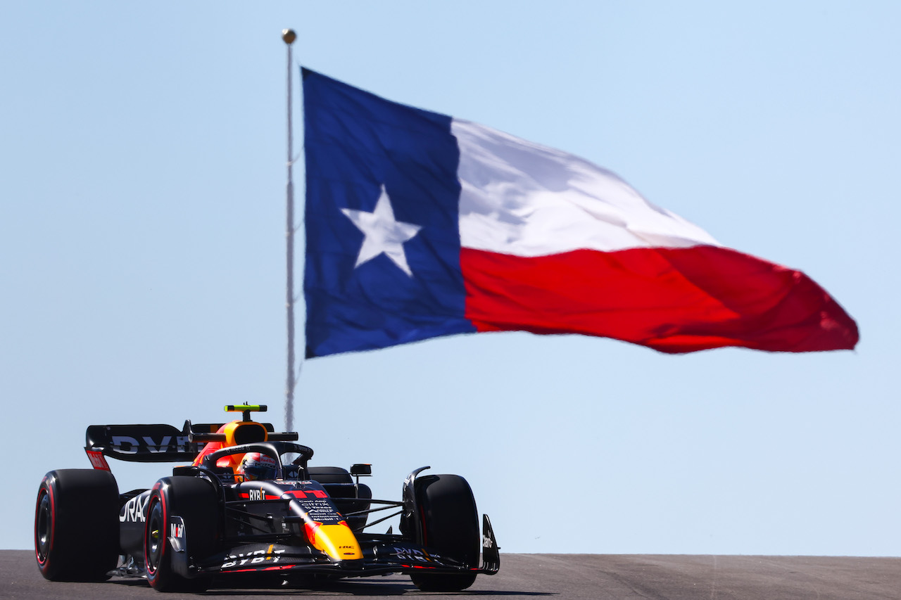 GP STATI UNITI, Sergio Perez (MEX), Red Bull Racing 
21.10.2022. Formula 1 World Championship, Rd 19, United States Grand Prix, Austin, Texas, USA, Practice Day.
- www.xpbimages.com, EMail: requests@xpbimages.com ¬© Copyright: Charniaux / XPB Images