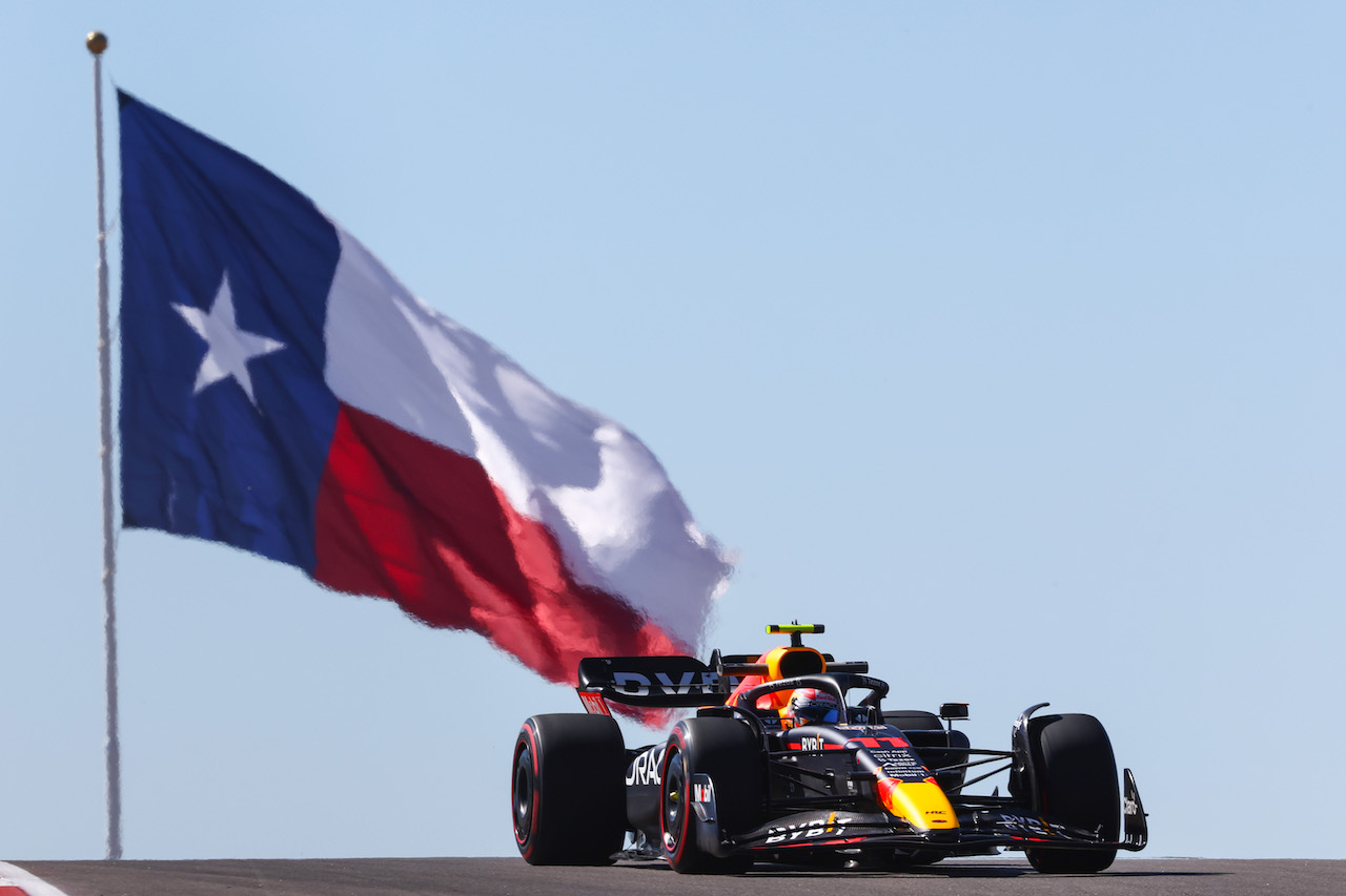 GP STATI UNITI, Sergio Perez (MEX), Red Bull Racing 
21.10.2022. Formula 1 World Championship, Rd 19, United States Grand Prix, Austin, Texas, USA, Practice Day.
- www.xpbimages.com, EMail: requests@xpbimages.com ¬© Copyright: Charniaux / XPB Images
