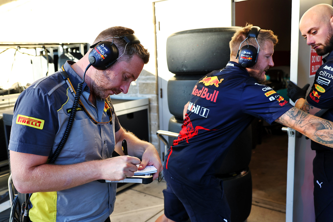 GP STATI UNITI, Pirelli tyre engineer with Red Bull Racing.
21.10.2022. Formula 1 World Championship, Rd 19, United States Grand Prix, Austin, Texas, USA, Practice Day.
- www.xpbimages.com, EMail: requests@xpbimages.com © Copyright: Batchelor / XPB Images