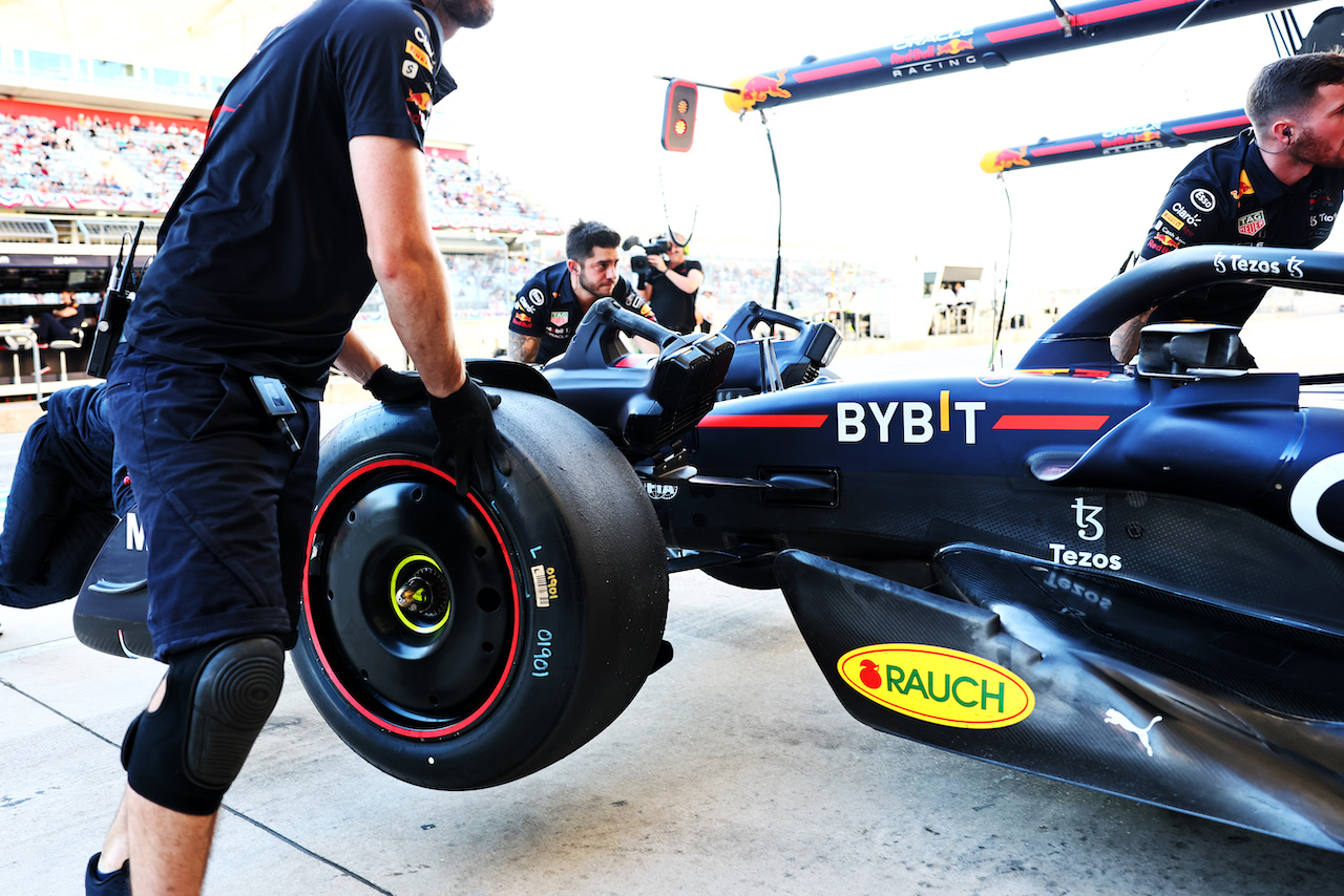 GP STATI UNITI, Red Bull Racing RB18 with Pirelli prototype tyres.
21.10.2022. Formula 1 World Championship, Rd 19, United States Grand Prix, Austin, Texas, USA, Practice Day.
- www.xpbimages.com, EMail: requests@xpbimages.com © Copyright: Batchelor / XPB Images