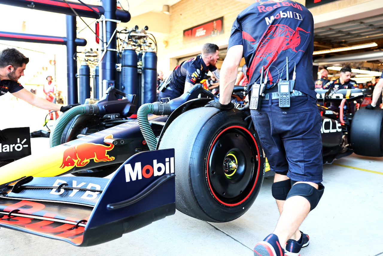 GP STATI UNITI, Red Bull Racing RB18 with Pirelli prototype tyres.
21.10.2022. Formula 1 World Championship, Rd 19, United States Grand Prix, Austin, Texas, USA, Practice Day.
- www.xpbimages.com, EMail: requests@xpbimages.com © Copyright: Batchelor / XPB Images