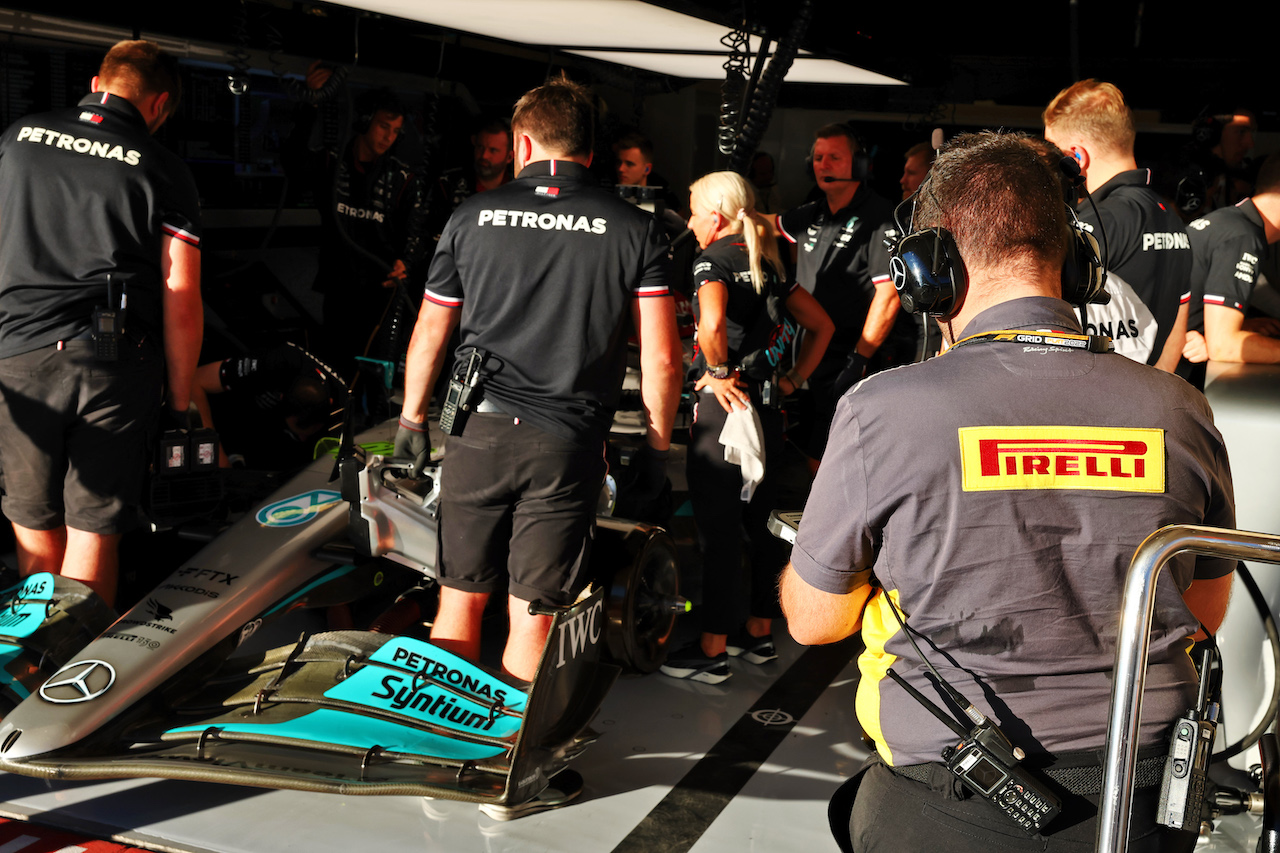 GP STATI UNITI, Pirelli tyre engineer with Mercedes AMG F1.
21.10.2022. Formula 1 World Championship, Rd 19, United States Grand Prix, Austin, Texas, USA, Practice Day.
- www.xpbimages.com, EMail: requests@xpbimages.com © Copyright: Batchelor / XPB Images