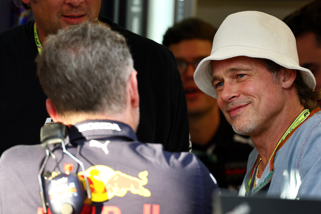 GP STATI UNITI, Brad Pitt (USA) Actor with Christian Horner (GBR) Red Bull Racing Team Principal.
21.10.2022. Formula 1 World Championship, Rd 19, United States Grand Prix, Austin, Texas, USA, Practice Day.
- www.xpbimages.com, EMail: requests@xpbimages.com © Copyright: Batchelor / XPB Images