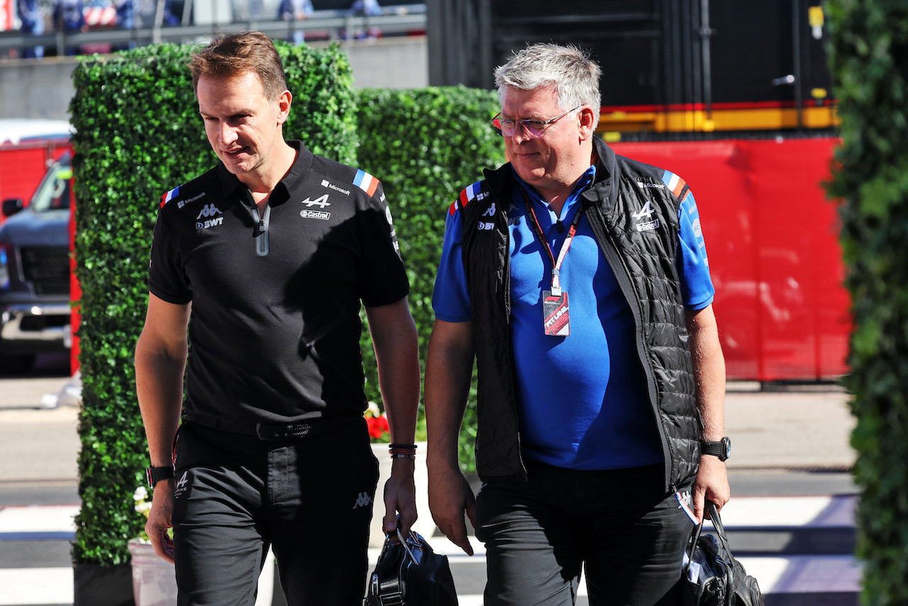 GP STATI UNITI, (L to R): Laurent Rossi (FRA) Alpine Chief Executive Officer with Otmar Szafnauer (USA) Alpine F1 Team, Team Principal.
21.10.2022. Formula 1 World Championship, Rd 19, United States Grand Prix, Austin, Texas, USA, Practice Day.
- www.xpbimages.com, EMail: requests@xpbimages.com © Copyright: Batchelor / XPB Images