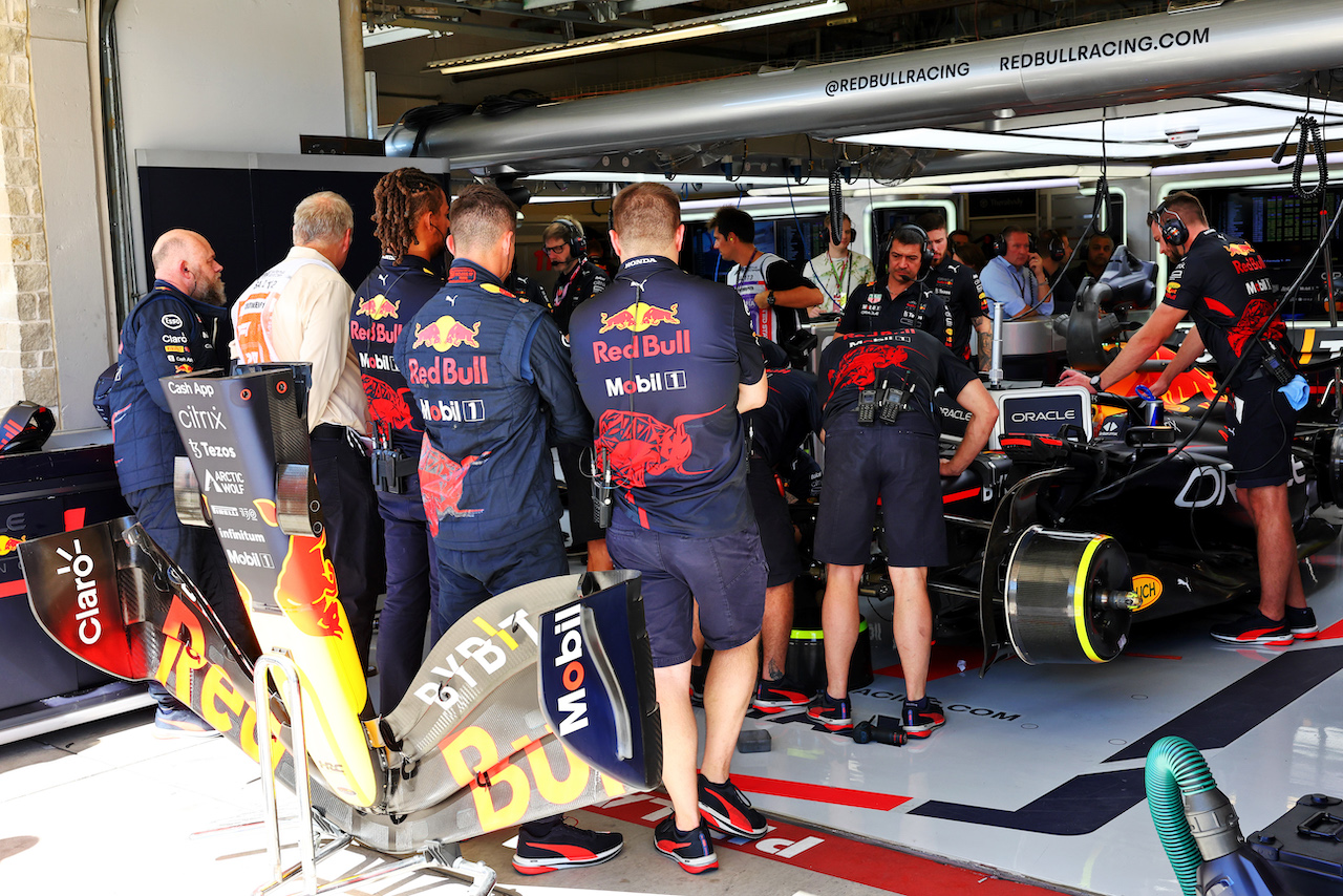 GP STATI UNITI, Max Verstappen (NLD) Red Bull Racing RB18 in the pits.
21.10.2022. Formula 1 World Championship, Rd 19, United States Grand Prix, Austin, Texas, USA, Practice Day.
- www.xpbimages.com, EMail: requests@xpbimages.com © Copyright: Batchelor / XPB Images
