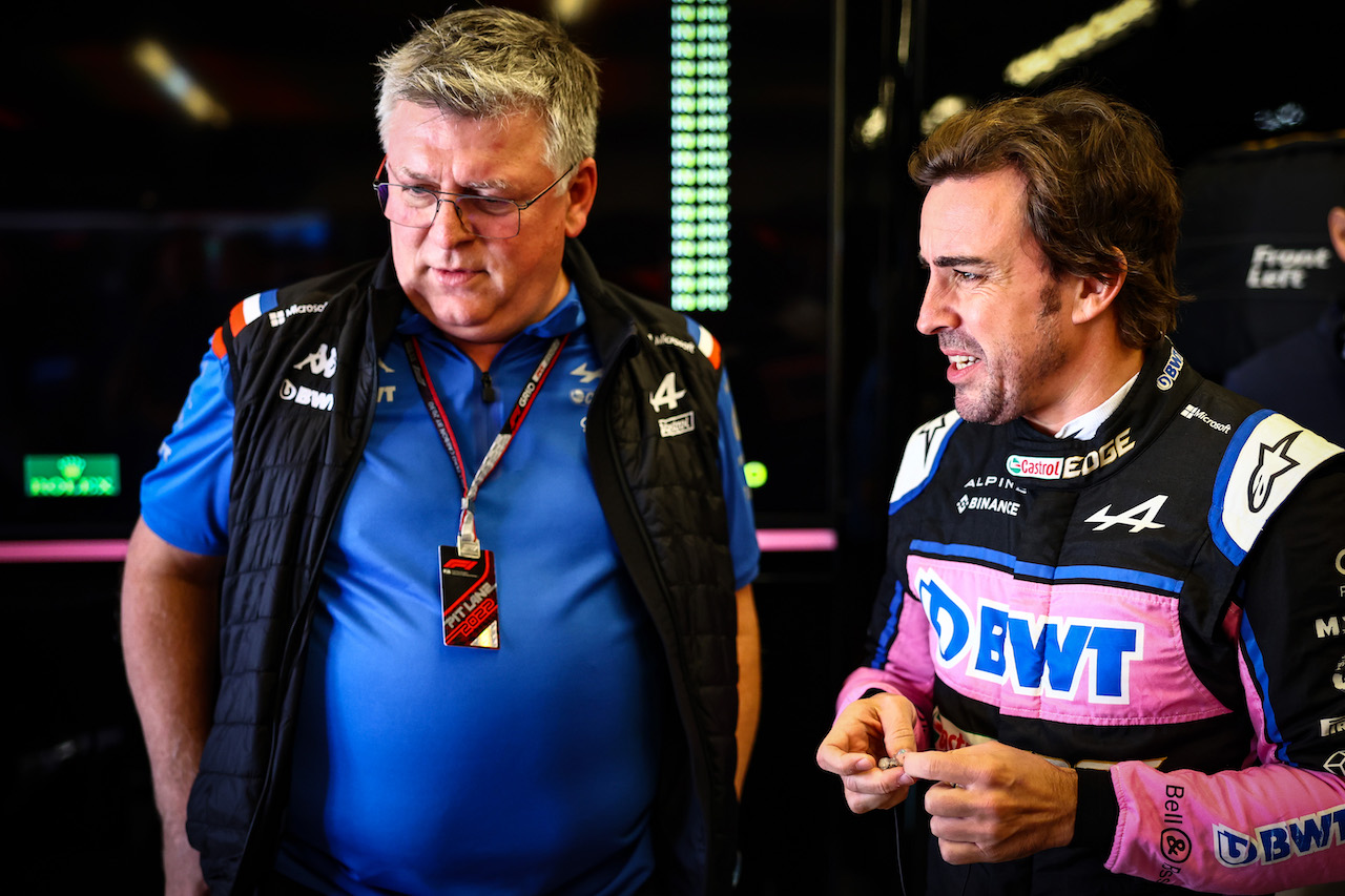 GP STATI UNITI, Fernando Alonso (ESP), Alpine F1 Team e Otmar Szafnauer (USA) Alpine F1 Team, Team Principal 
21.10.2022. Formula 1 World Championship, Rd 19, United States Grand Prix, Austin, Texas, USA, Practice Day.
- www.xpbimages.com, EMail: requests@xpbimages.com © Copyright: Charniaux / XPB Images