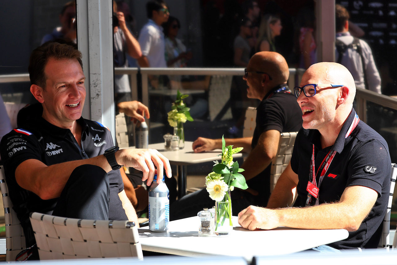 GP STATI UNITI, (L to R): Laurent Rossi (FRA) Alpine Chief Executive Officer with Jacques Villeneuve (CDN).
21.10.2022. Formula 1 World Championship, Rd 19, United States Grand Prix, Austin, Texas, USA, Practice Day.
- www.xpbimages.com, EMail: requests@xpbimages.com © Copyright: Batchelor / XPB Images