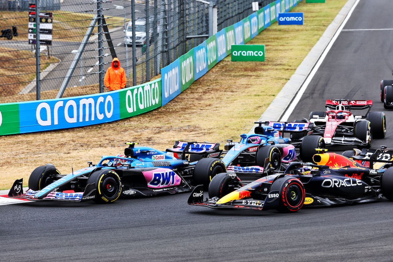 GP UNGHERIA, Esteban Ocon (FRA) Alpine F1 Team A522 e Sergio Perez (MEX) Red Bull Racing RB18 at the partenza of the race.
31.07.2022. Formula 1 World Championship, Rd 13, Hungarian Grand Prix, Budapest, Hungary, Gara Day.
- www.xpbimages.com, EMail: requests@xpbimages.com © Copyright: Charniaux / XPB Images