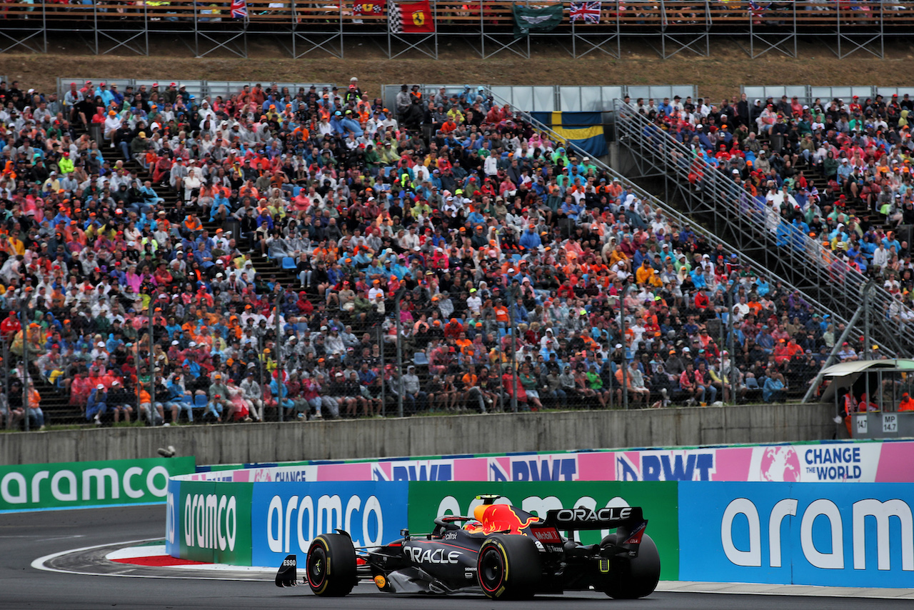 GP UNGHERIA, Sergio Perez (MEX) Red Bull Racing RB18.
31.07.2022. Formula 1 World Championship, Rd 13, Hungarian Grand Prix, Budapest, Hungary, Gara Day.
 - www.xpbimages.com, EMail: requests@xpbimages.com © Copyright: Coates / XPB Images