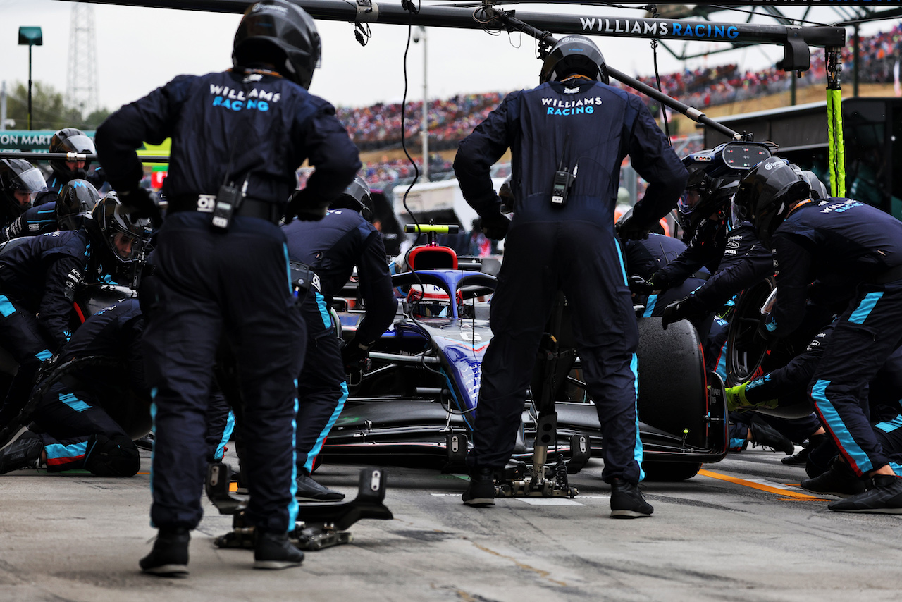 GP UNGHERIA, Nicholas Latifi (CDN) Williams Racing FW44 makes a pit stop.
31.07.2022. Formula 1 World Championship, Rd 13, Hungarian Grand Prix, Budapest, Hungary, Gara Day.
- www.xpbimages.com, EMail: requests@xpbimages.com © Copyright: Bearne / XPB Images