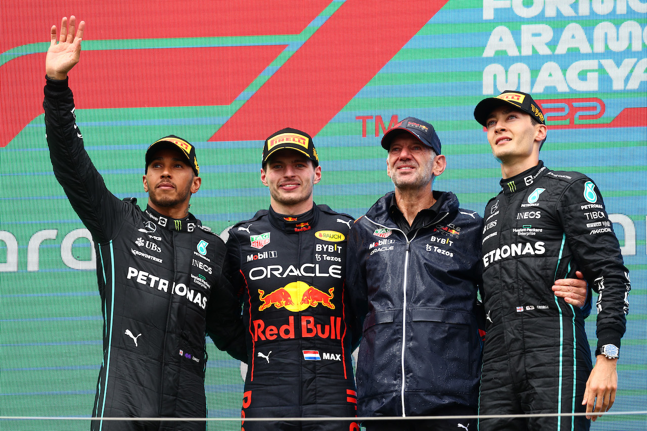 GP UNGHERIA, 1st place for Max Verstappen (NLD) Red Bull Racing RB18, 2nd Lewis Hamilton (GBR) Mercedes AMG F1 W13, 3rd place George Russell (GBR) Mercedes AMG F1 W13 e Adrian Newey (GBR) Red Bull Racing Chief Technical Officer.
31.07.2022. Formula 1 World Championship, Rd 13, Hungarian Grand Prix, Budapest, Hungary, Gara Day.
- www.xpbimages.com, EMail: requests@xpbimages.com ¬© Copyright: Batchelor / XPB Images