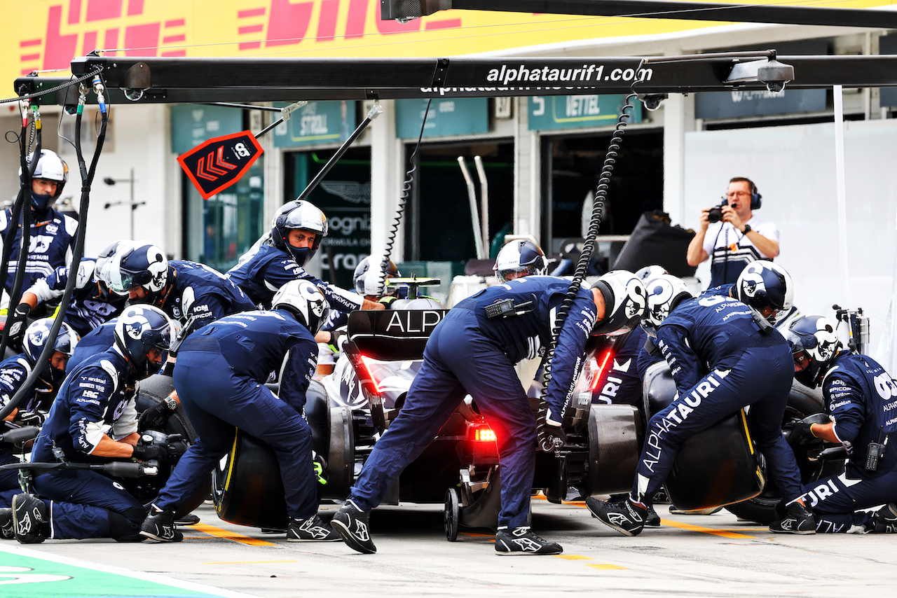 GP UNGHERIA, Yuki Tsunoda (JPN) AlphaTauri AT03 makes a pit stop.
31.07.2022. Formula 1 World Championship, Rd 13, Hungarian Grand Prix, Budapest, Hungary, Gara Day.
- www.xpbimages.com, EMail: requests@xpbimages.com © Copyright: Batchelor / XPB Images