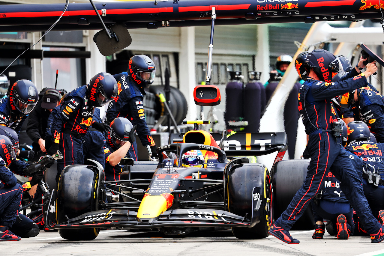 GP UNGHERIA, Sergio Perez (MEX) Red Bull Racing RB18 makes a pit stop.
31.07.2022. Formula 1 World Championship, Rd 13, Hungarian Grand Prix, Budapest, Hungary, Gara Day.
- www.xpbimages.com, EMail: requests@xpbimages.com © Copyright: Batchelor / XPB Images