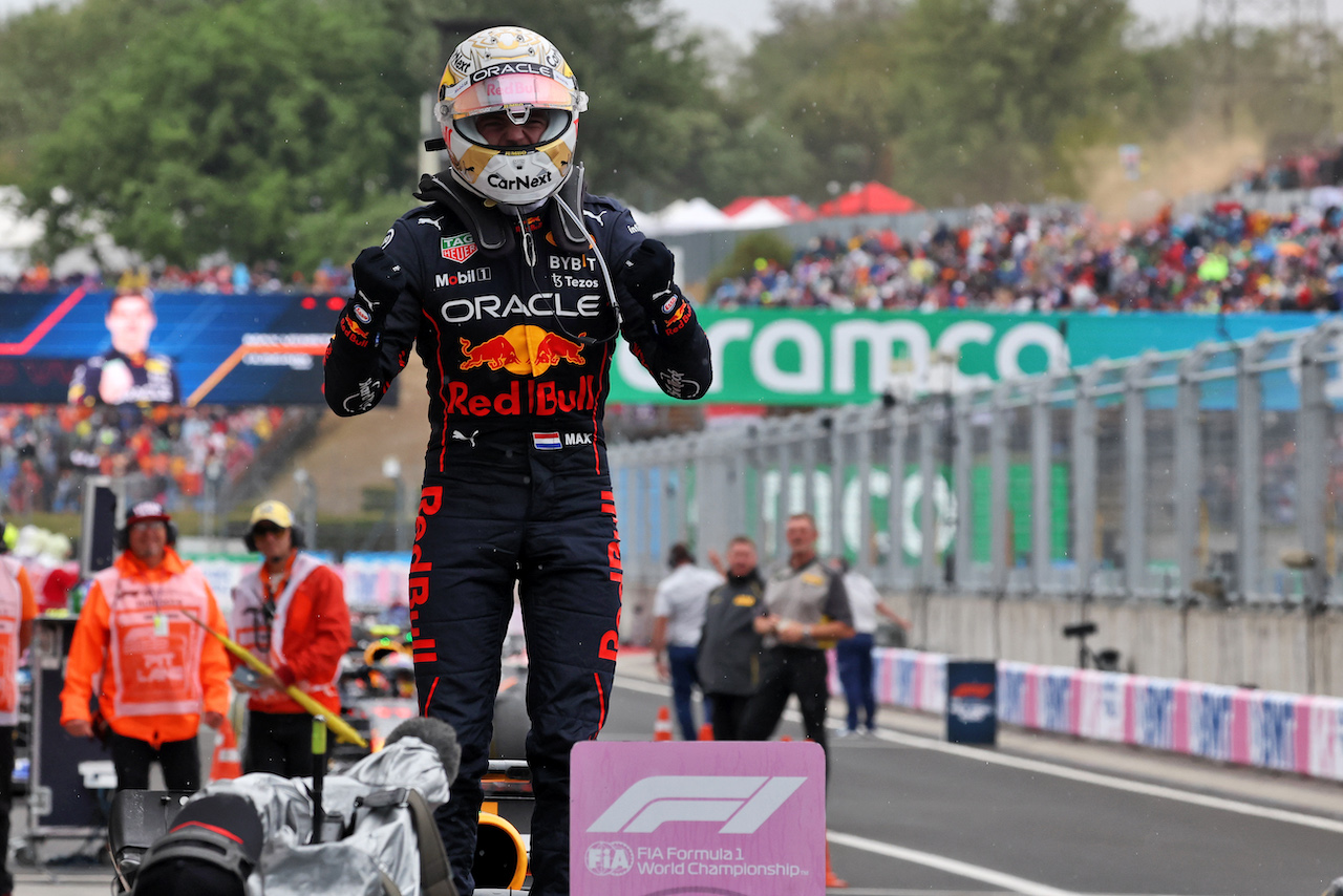 GP UNGHERIA, Gara winner Max Verstappen (NLD) Red Bull Racing celebrates in parc ferme.
31.07.2022. Formula 1 World Championship, Rd 13, Hungarian Grand Prix, Budapest, Hungary, Gara Day.
- www.xpbimages.com, EMail: requests@xpbimages.com © Copyright: Bearne / XPB Images