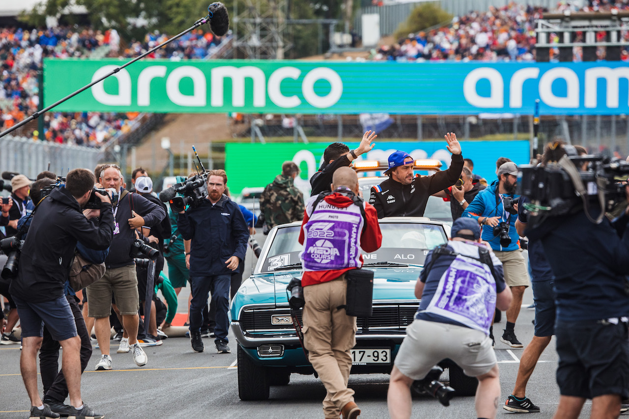 GP UNGHERIA, (L to R): Esteban Ocon (FRA) Alpine F1 Team e Fernando Alonso (ESP) Alpine F1 Team on the drivers parade.
31.07.2022. Formula 1 World Championship, Rd 13, Hungarian Grand Prix, Budapest, Hungary, Gara Day.
- www.xpbimages.com, EMail: requests@xpbimages.com © Copyright: Bearne / XPB Images