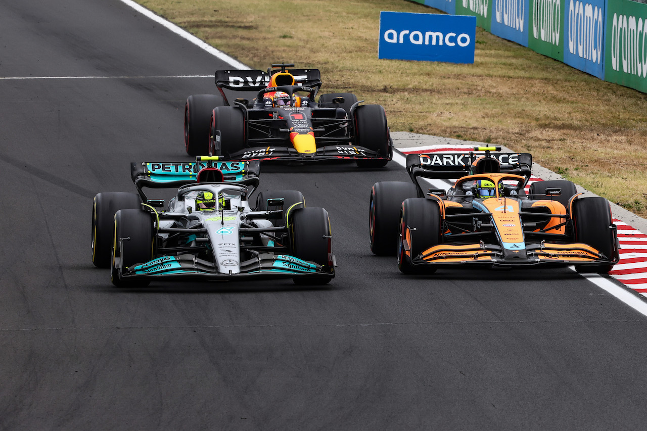 GP UNGHERIA, Lewis Hamilton (GBR), Mercedes AMG F1  e Lando Norris (GBR), McLaren F1 Team 
31.07.2022. Formula 1 World Championship, Rd 13, Hungarian Grand Prix, Budapest, Hungary, Gara Day.
- www.xpbimages.com, EMail: requests@xpbimages.com © Copyright: Charniaux / XPB Images