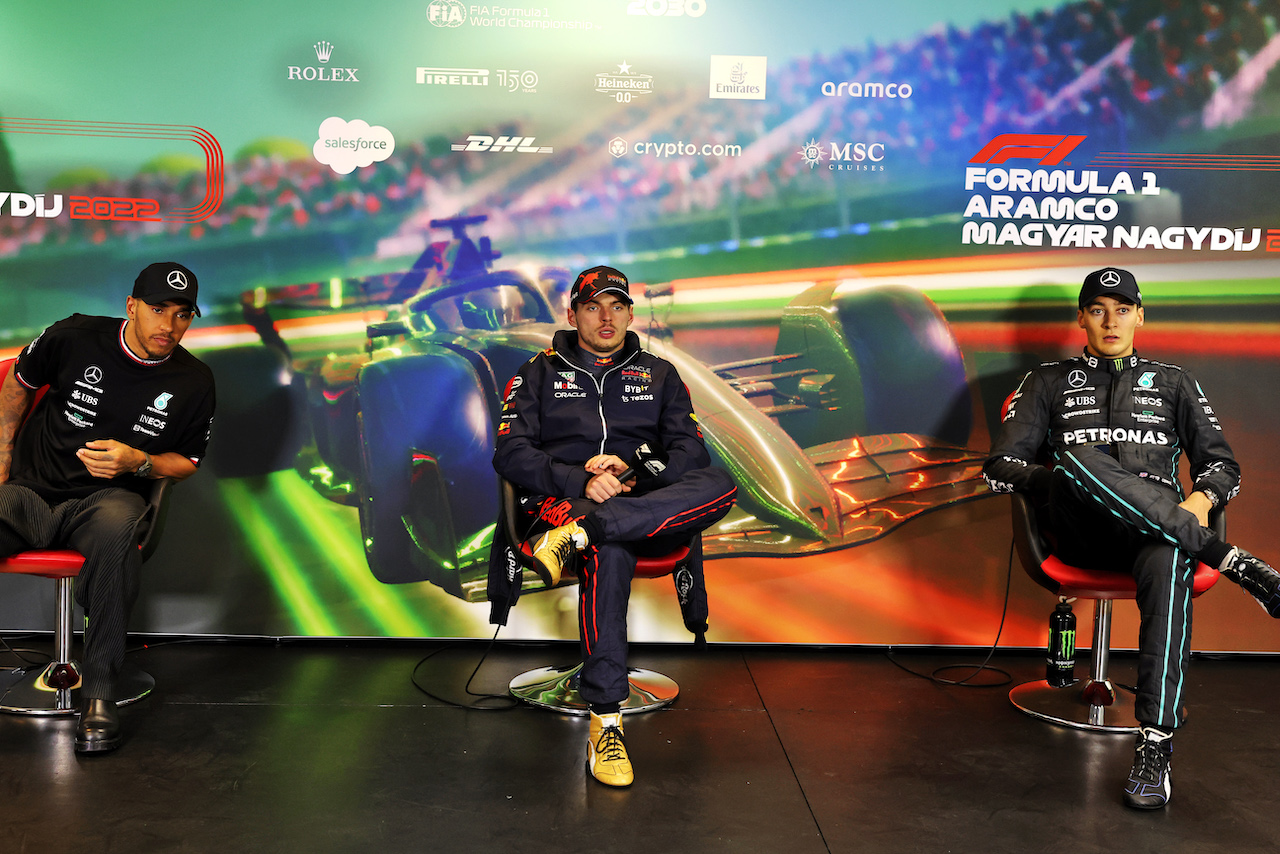 GP UNGHERIA, (L to R): Lewis Hamilton (GBR) Mercedes AMG F1; Max Verstappen (NLD) Red Bull Racing; e George Russell (GBR) Mercedes AMG F1 in the post race FIA Press Conference.
31.07.2022. Formula 1 World Championship, Rd 13, Hungarian Grand Prix, Budapest, Hungary, Gara Day.
- www.xpbimages.com, EMail: requests@xpbimages.com © Copyright: Bearne / XPB Images