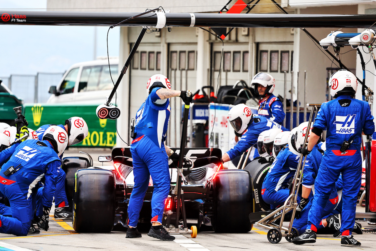 GP UNGHERIA, Kevin Magnussen (DEN) Haas VF-22 makes a pit stop.
31.07.2022. Formula 1 World Championship, Rd 13, Hungarian Grand Prix, Budapest, Hungary, Gara Day.
- www.xpbimages.com, EMail: requests@xpbimages.com © Copyright: Batchelor / XPB Images