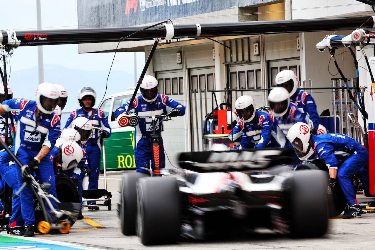 GP UNGHERIA, Mick Schumacher (GER) Haas VF-22 makes a pit stop.
31.07.2022. Formula 1 World Championship, Rd 13, Hungarian Grand Prix, Budapest, Hungary, Gara Day.
- www.xpbimages.com, EMail: requests@xpbimages.com © Copyright: Batchelor / XPB Images