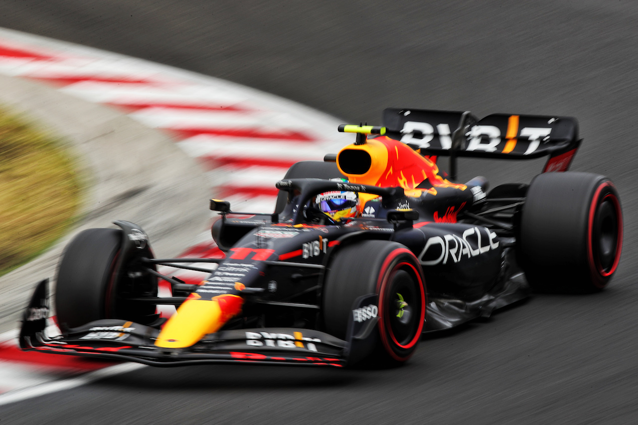 GP UNGHERIA, Sergio Perez (MEX) Red Bull Racing RB18.
31.07.2022. Formula 1 World Championship, Rd 13, Hungarian Grand Prix, Budapest, Hungary, Gara Day.
 - www.xpbimages.com, EMail: requests@xpbimages.com © Copyright: Coates / XPB Images