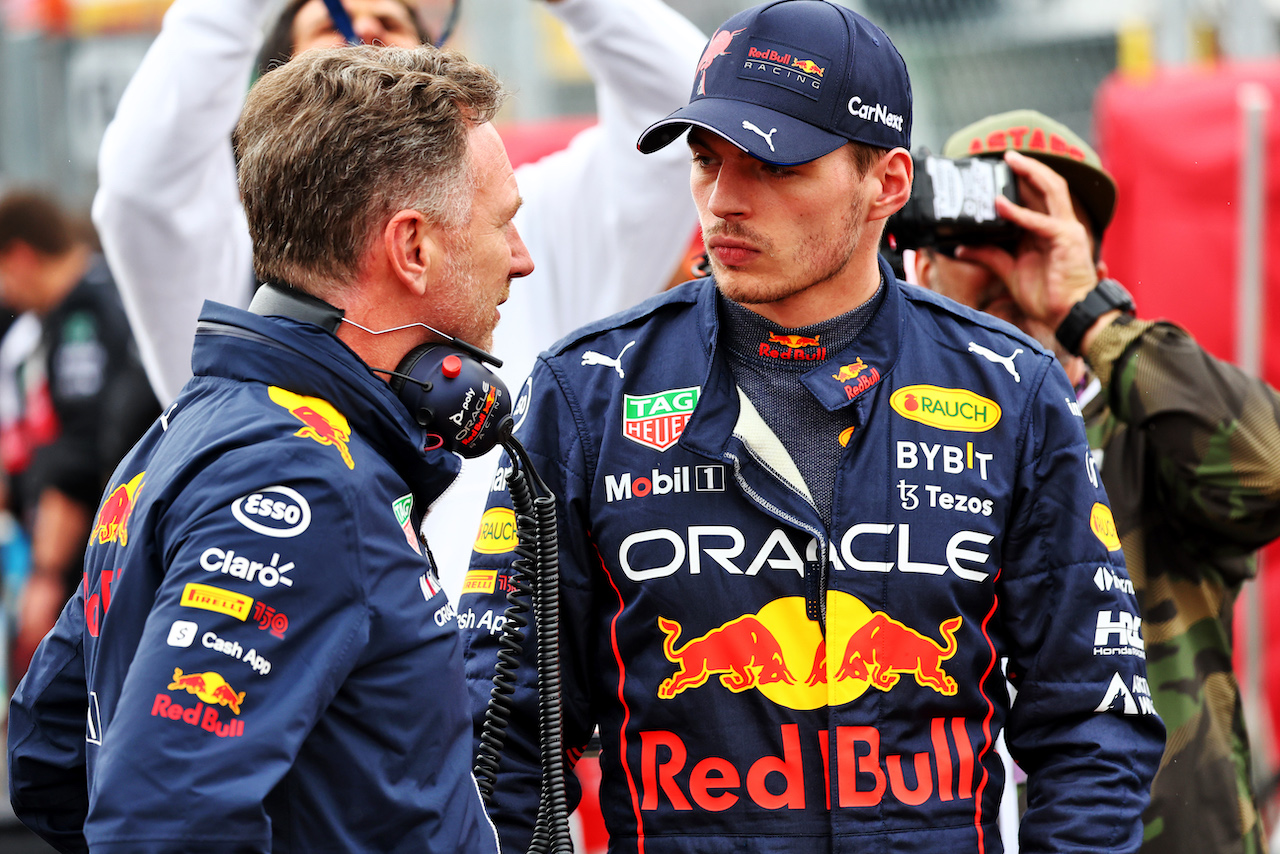GP UNGHERIA, (L to R): Christian Horner (GBR) Red Bull Racing Team Principal with Max Verstappen (NLD) Red Bull Racing on the grid.
31.07.2022. Formula 1 World Championship, Rd 13, Hungarian Grand Prix, Budapest, Hungary, Gara Day.
- www.xpbimages.com, EMail: requests@xpbimages.com © Copyright: Batchelor / XPB Images