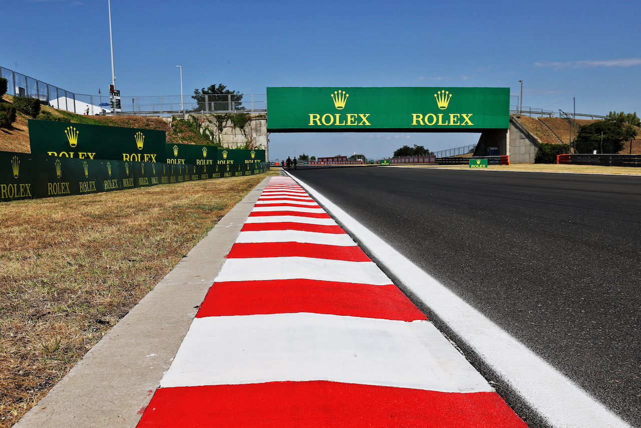 GP UNGHERIA, Circuit Atmosfera - kerb detail.
28.07.2022. Formula 1 World Championship, Rd 13, Hungarian Grand Prix, Budapest, Hungary, Preparation Day.
- www.xpbimages.com, EMail: requests@xpbimages.com © Copyright: Moy / XPB Images
