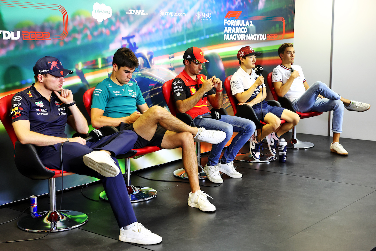 GP UNGHERIA, (L to R): Max Verstappen (NLD) Red Bull Racing; Lance Stroll (CDN) Aston Martin F1 Team; Carlos Sainz Jr (ESP) Ferrari; Yuki Tsunoda (JPN) AlphaTauri; e George Russell (GBR) Mercedes AMG F1, in the FIA Press Conference.
28.07.2022. Formula 1 World Championship, Rd 13, Hungarian Grand Prix, Budapest, Hungary, Preparation Day.
- www.xpbimages.com, EMail: requests@xpbimages.com © Copyright: Charniaux / XPB Images