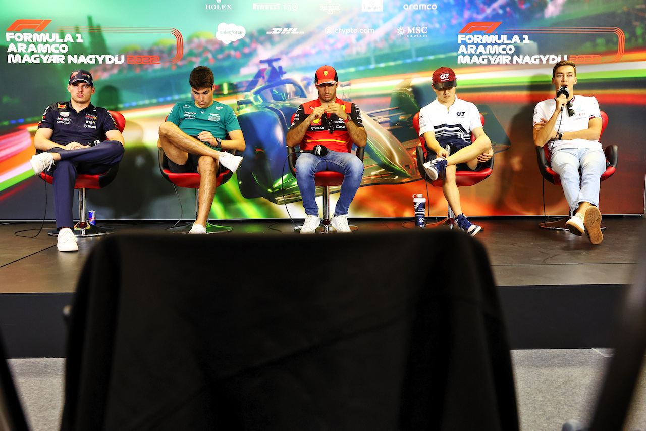 GP UNGHERIA, (L to R): Max Verstappen (NLD) Red Bull Racing; Lance Stroll (CDN) Aston Martin F1 Team; Carlos Sainz Jr (ESP) Ferrari; Yuki Tsunoda (JPN) AlphaTauri; e George Russell (GBR) Mercedes AMG F1, in the FIA Press Conference.
28.07.2022. Formula 1 World Championship, Rd 13, Hungarian Grand Prix, Budapest, Hungary, Preparation Day.
- www.xpbimages.com, EMail: requests@xpbimages.com © Copyright: Charniaux / XPB Images