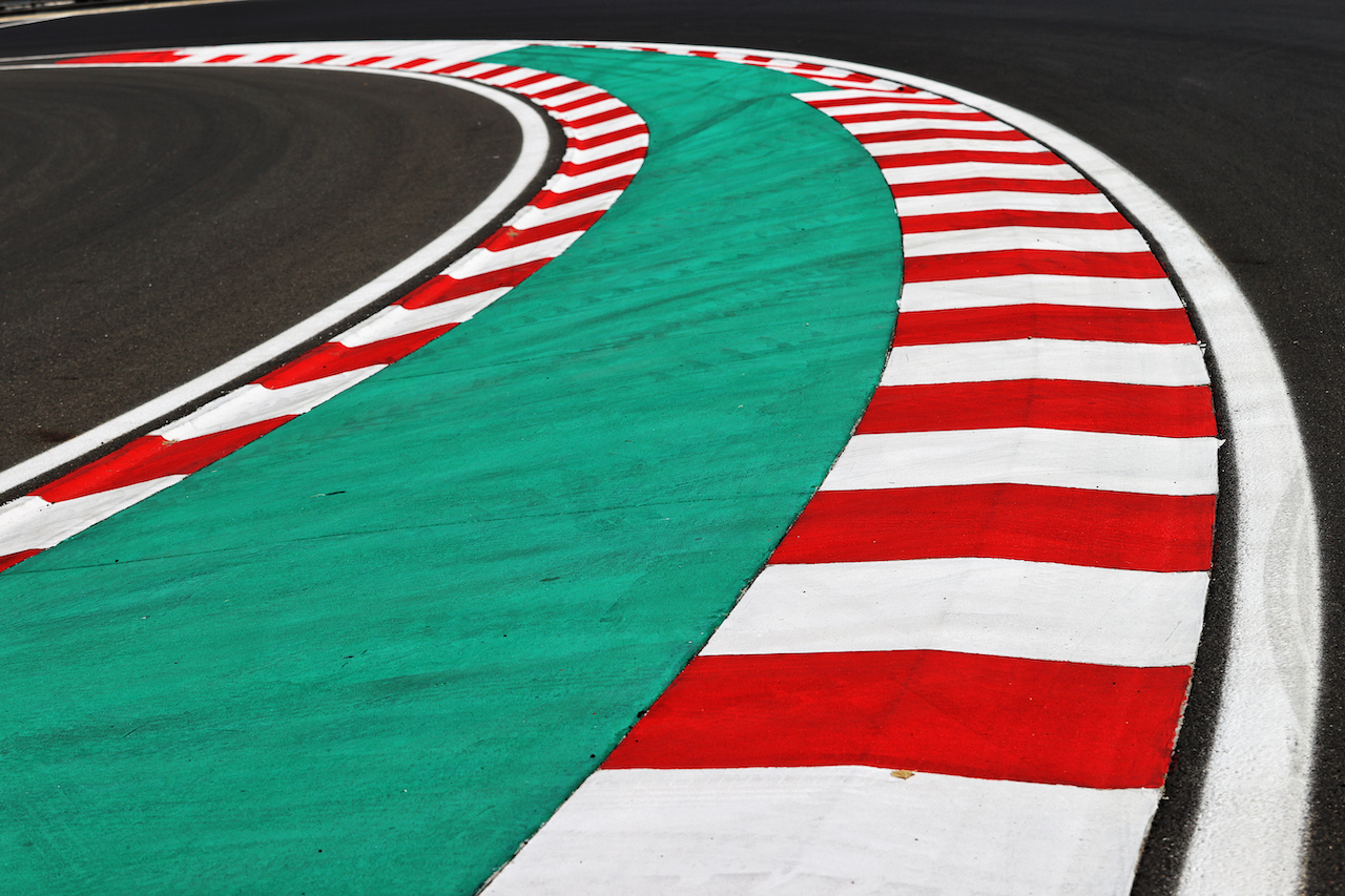 GP UNGHERIA, Circuit Atmosfera - kerb detail.
28.07.2022. Formula 1 World Championship, Rd 13, Hungarian Grand Prix, Budapest, Hungary, Preparation Day.
- www.xpbimages.com, EMail: requests@xpbimages.com © Copyright: Moy / XPB Images