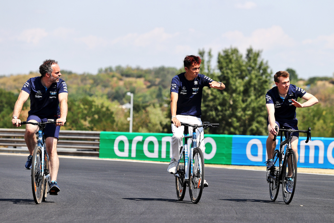GP UNGHERIA, Alexander Albon (THA) Williams Racing rides the circuit with the team.
28.07.2022. Formula 1 World Championship, Rd 13, Hungarian Grand Prix, Budapest, Hungary, Preparation Day.
- www.xpbimages.com, EMail: requests@xpbimages.com © Copyright: Moy / XPB Images