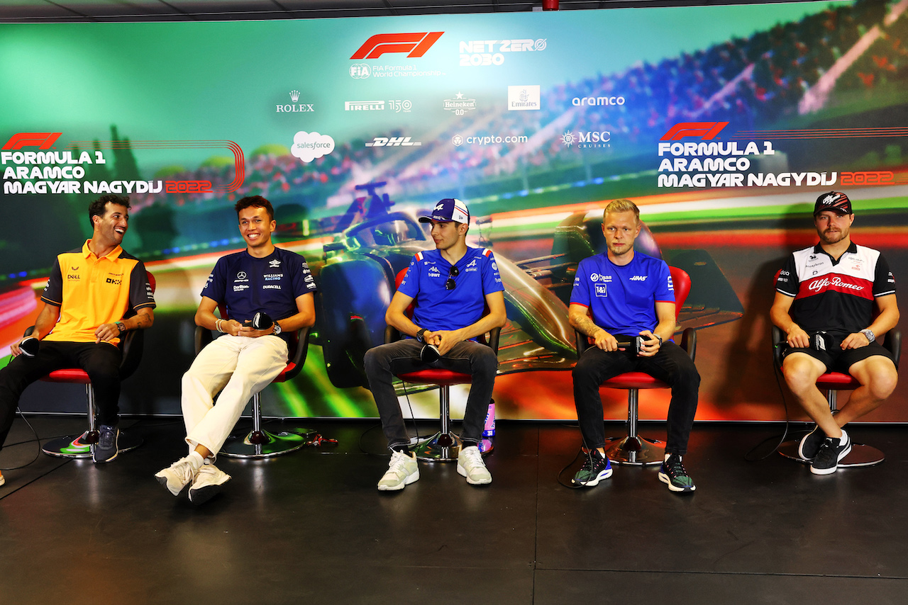 GP UNGHERIA, (L to R): Daniel Ricciardo (AUS) McLaren; Alexander Albon (THA) Williams Racing; Esteban Ocon (FRA) Alpine F1 Team; Kevin Magnussen (DEN) Haas F1 Team; e Valtteri Bottas (FIN) Alfa Romeo F1 Team, in the FIA Press Conference.
28.07.2022. Formula 1 World Championship, Rd 13, Hungarian Grand Prix, Budapest, Hungary, Preparation Day.
- www.xpbimages.com, EMail: requests@xpbimages.com © Copyright: Charniaux / XPB Images