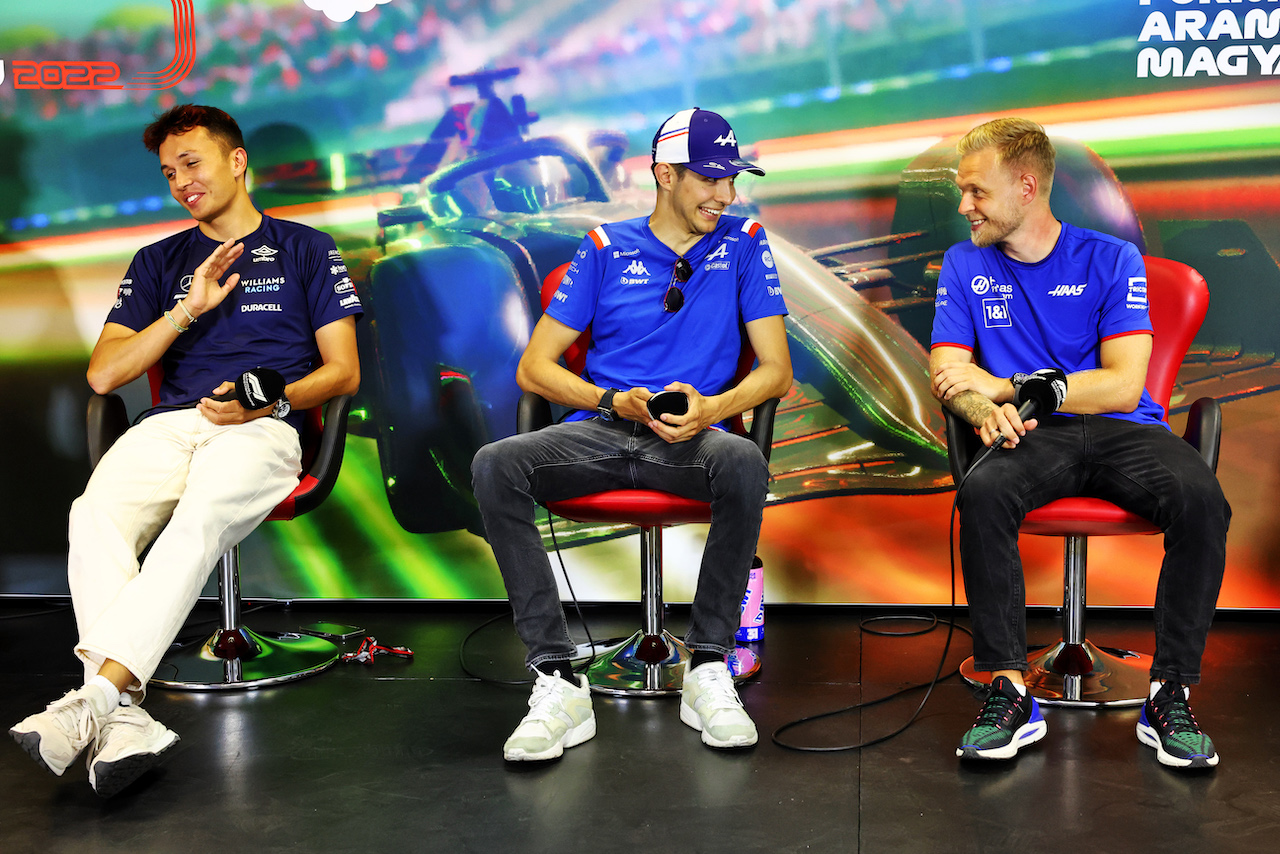 GP UNGHERIA, (L to R): Alexander Albon (THA) Williams Racing; Esteban Ocon (FRA) Alpine F1 Team; e Kevin Magnussen (DEN) Haas F1 Team, in the FIA Press Conference.
28.07.2022. Formula 1 World Championship, Rd 13, Hungarian Grand Prix, Budapest, Hungary, Preparation Day.
- www.xpbimages.com, EMail: requests@xpbimages.com © Copyright: Charniaux / XPB Images