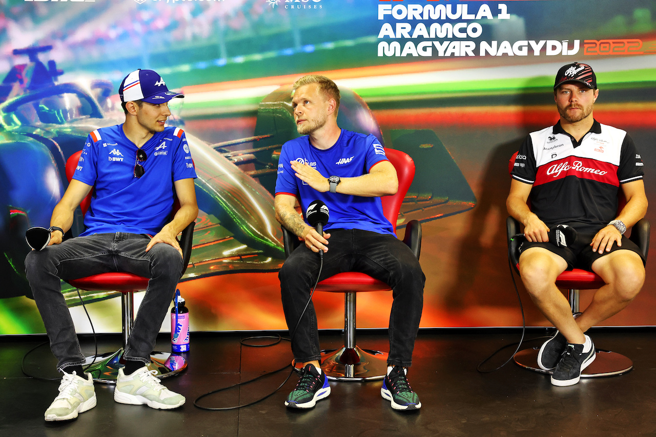 GP UNGHERIA, (L to R): Esteban Ocon (FRA) Alpine F1 Team A522; Kevin Magnussen (DEN) Haas F1 Team; e Valtteri Bottas (FIN) Alfa Romeo F1 Team in the FIA Press Conference.
28.07.2022. Formula 1 World Championship, Rd 13, Hungarian Grand Prix, Budapest, Hungary, Preparation Day.
- www.xpbimages.com, EMail: requests@xpbimages.com © Copyright: Charniaux / XPB Images