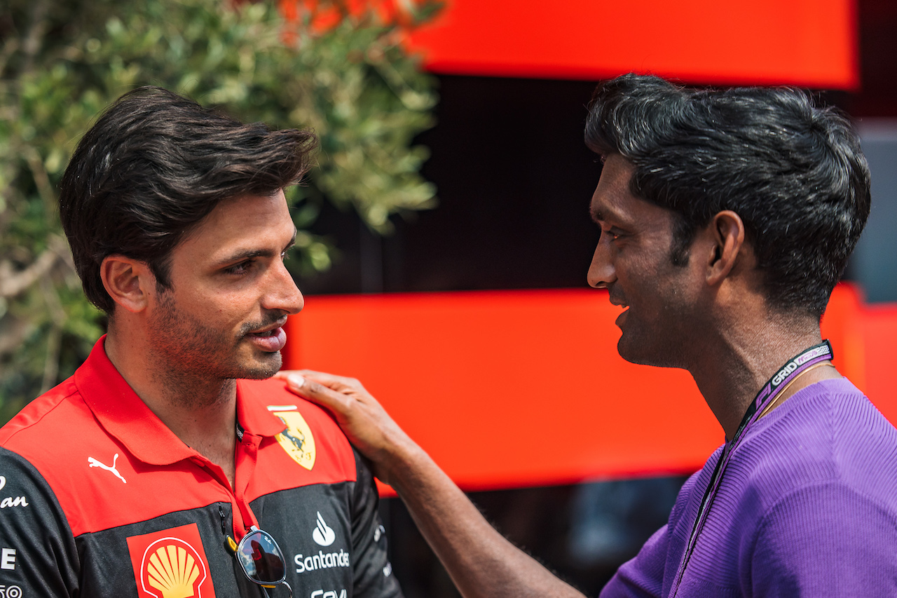 GP UNGHERIA, (L to R): Carlos Sainz Jr (ESP) Ferrari with Lawrence Barretto (GBR) Formula 1 Senior Writer Editor.
28.07.2022. Formula 1 World Championship, Rd 13, Hungarian Grand Prix, Budapest, Hungary, Preparation Day.
- www.xpbimages.com, EMail: requests@xpbimages.com © Copyright: Bearne / XPB Images