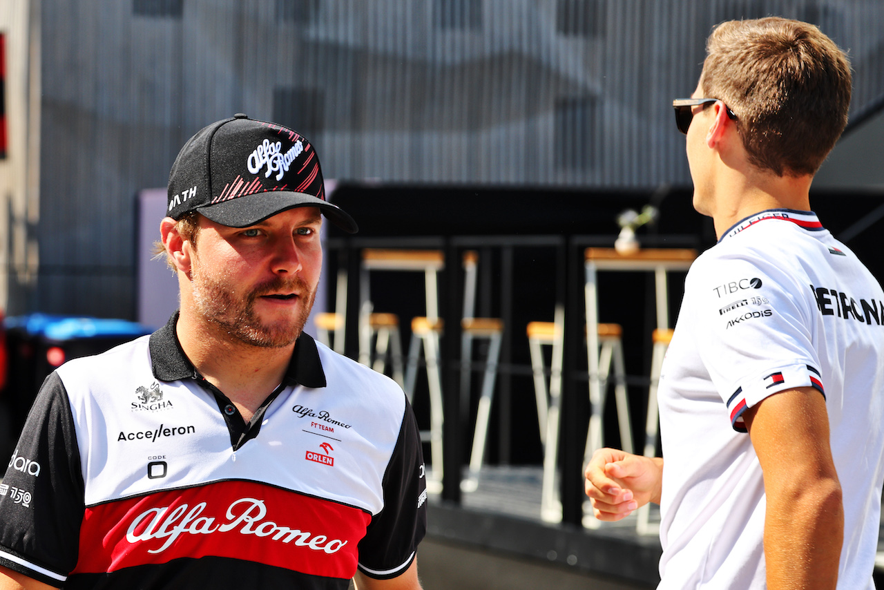 GP UNGHERIA, Valtteri Bottas (FIN) Alfa Romeo F1 Team e George Russell (GBR) Mercedes AMG F1.
28.07.2022. Formula 1 World Championship, Rd 13, Hungarian Grand Prix, Budapest, Hungary, Preparation Day.
- www.xpbimages.com, EMail: requests@xpbimages.com © Copyright: Batchelor / XPB Images