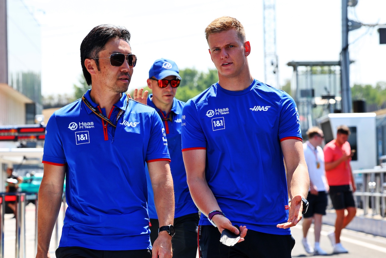 GP UNGHERIA, Mick Schumacher (GER) Haas F1 Team (Right) walks the circuit with Ayao Komatsu (JPN) Haas F1 Team Gara Engineer.
28.07.2022. Formula 1 World Championship, Rd 13, Hungarian Grand Prix, Budapest, Hungary, Preparation Day.
- www.xpbimages.com, EMail: requests@xpbimages.com © Copyright: Batchelor / XPB Images