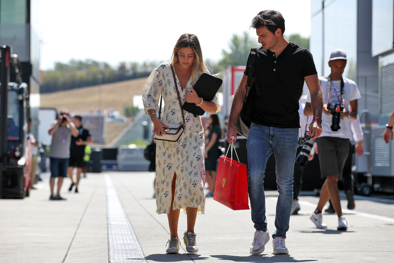 GP UNGHERIA, (L to R): Isabel Hernaez with her boyfriend Carlos Sainz Jr (ESP) Ferrari.
28.07.2022. Formula 1 World Championship, Rd 13, Hungarian Grand Prix, Budapest, Hungary, Preparation Day.
 - www.xpbimages.com, EMail: requests@xpbimages.com © Copyright: Coates / XPB Images