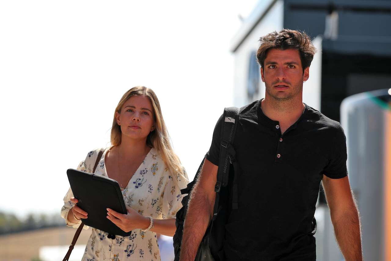 GP UNGHERIA, (L to R): Isabel Hernaez with her boyfriend Carlos Sainz Jr (ESP) Ferrari.
28.07.2022. Formula 1 World Championship, Rd 13, Hungarian Grand Prix, Budapest, Hungary, Preparation Day.
 - www.xpbimages.com, EMail: requests@xpbimages.com © Copyright: Coates / XPB Images
