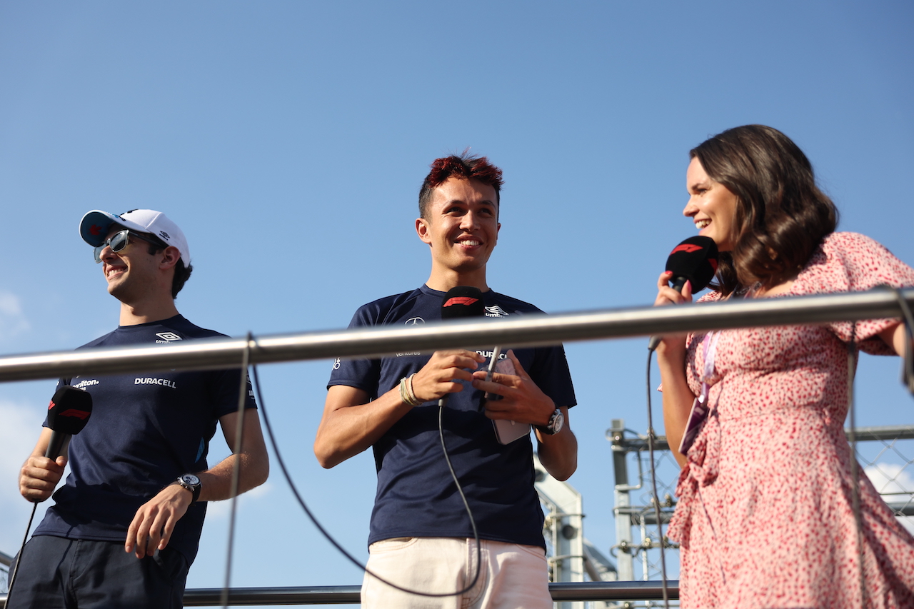 GP UNGHERIA, (L to R): Nicholas Latifi (CDN) Williams Racing with Alexander Albon (THA) Williams Racing e Laura Winter (GBR) F1 Presenter.
28.07.2022. Formula 1 World Championship, Rd 13, Hungarian Grand Prix, Budapest, Hungary, Preparation Day.
- www.xpbimages.com, EMail: requests@xpbimages.com © Copyright: Bearne / XPB Images